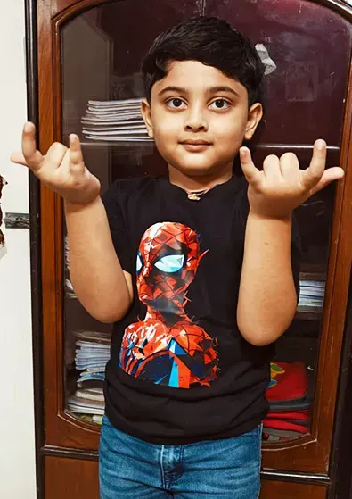 Happy customer wearing a Vilgot T-shirt